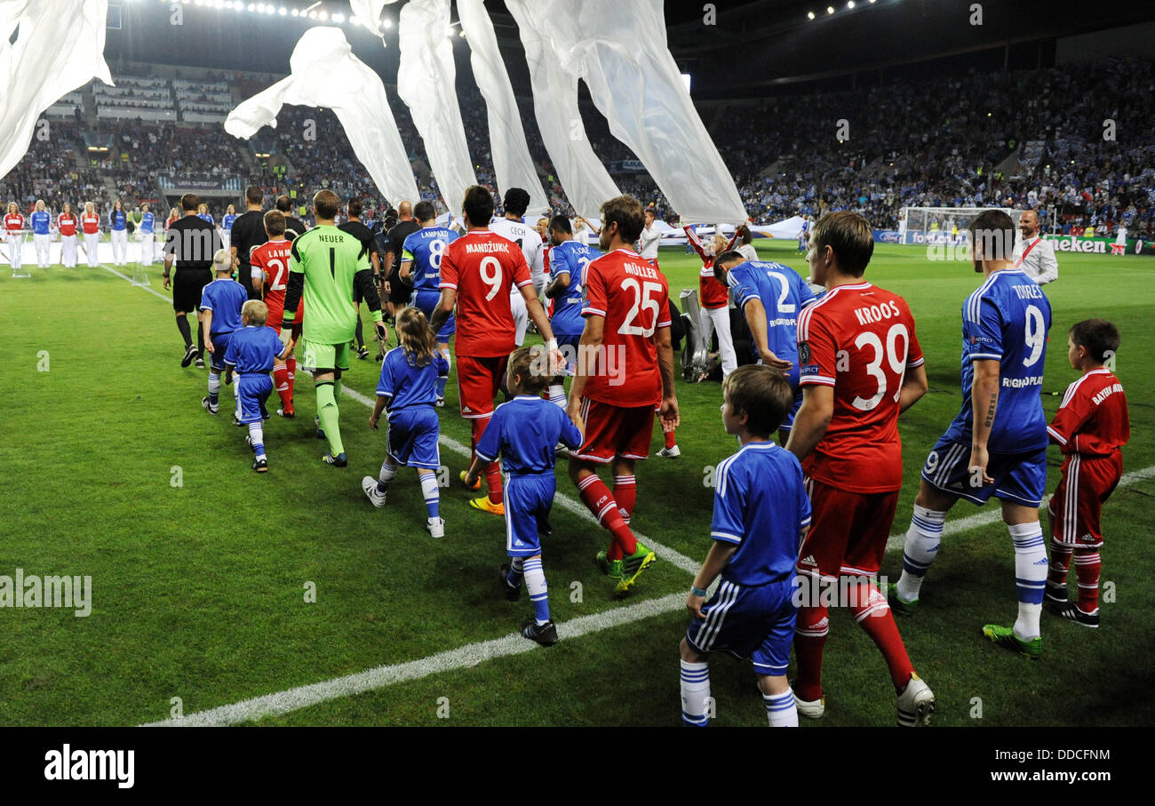 Prague, Czech Republic. 30th Aug, 2013. Players of Munich (red shirt) and Chelsea arrive for the UEFA Super Cup soccer match Bayern Munich against Chelsea FC at Eden Stadium in Prague, Czech Republic, 30 August 2013. Photo: Thomas Eisenhuth/dpa/Alamy Live News Stock Photo