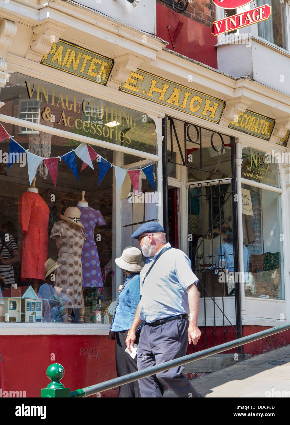 Vintage clothing shop and people on Steep hill in Lincoln Stock Photo