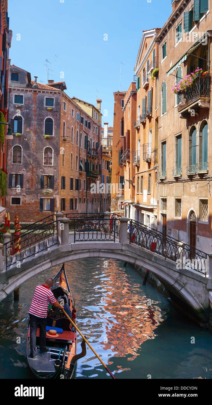 Small narrow house canal hi-res stock photography and images - Alamy