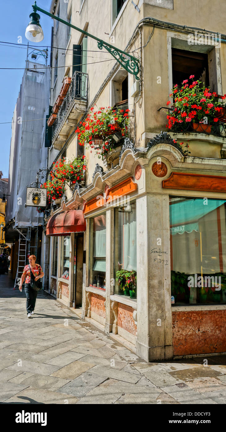 Small narrow house canal hi-res stock photography and images - Alamy