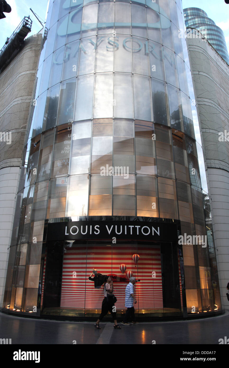 People walk passing through Louis Vuitton Shop at Gaysorn Plaza , Bangkok ,  Thailand Stock Photo - Alamy