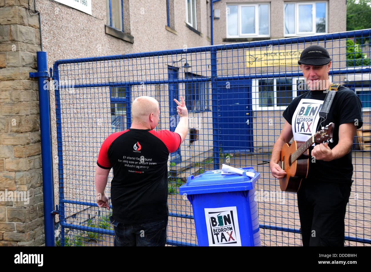 Sheffield, UK.31st August 2013.Beat the Bedroom Tax camaginers 'Citizen Smart'hold and perform thier lastist song outside the constituency head office for Nick Clegg on Nerthergreen Road Hallam, Sheffield.Alan Smart and is band perform political songs with the Con/Dem austerity cuts in mind, Thier aim is is to try and get the Bedroom Tax abolshed. Credit:  Ian Francis/Alamy Live News Stock Photo