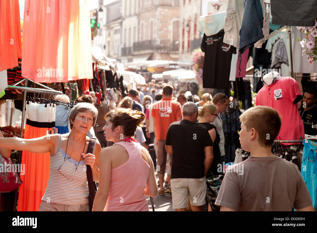 French market in Ste Liverade sur Lot, Lot-et-Garonne, people shopping for clothes, France Europe Stock Photo