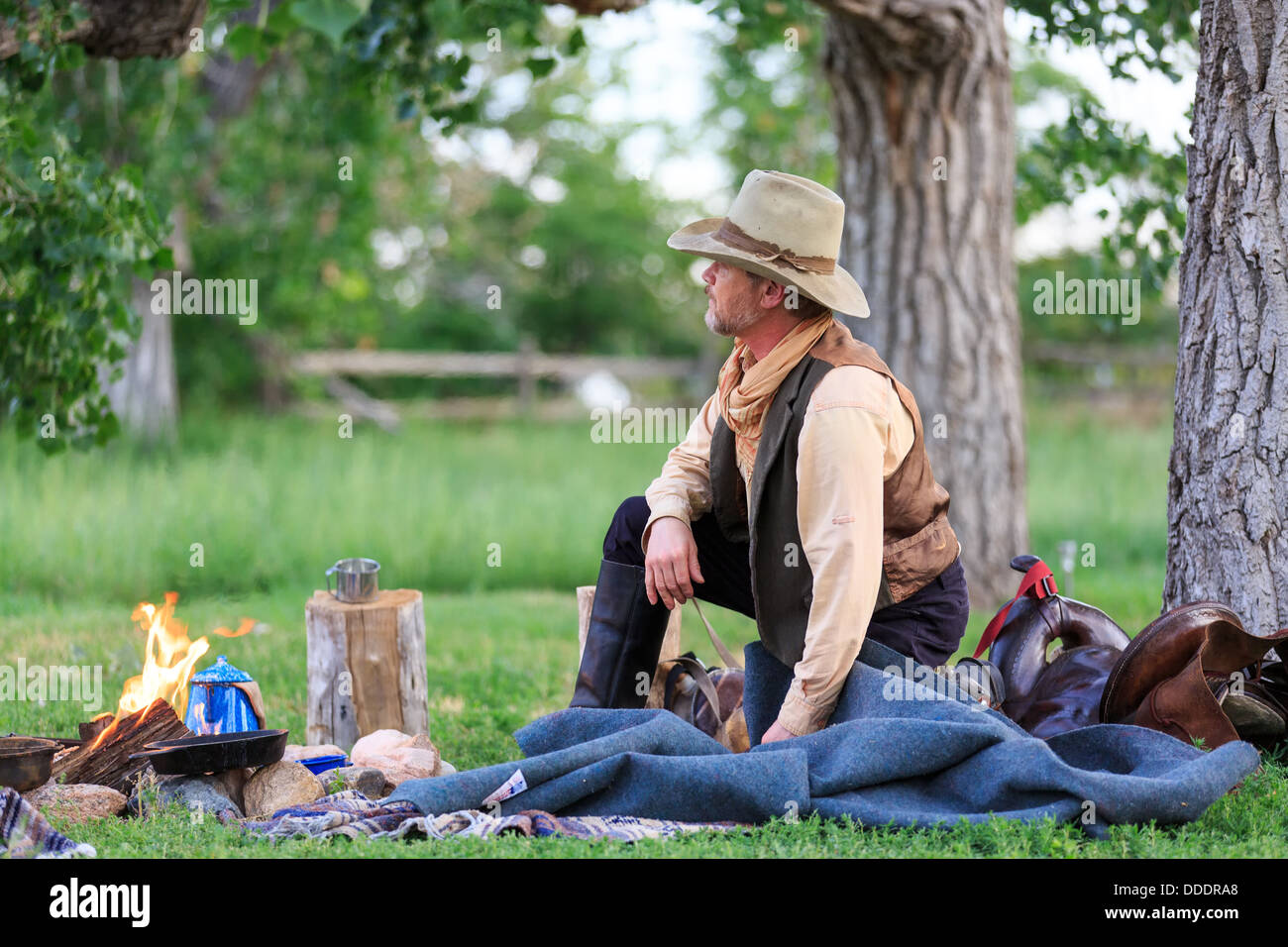 A cowboy preparing and eating breakfast at his campfire Stock Photo