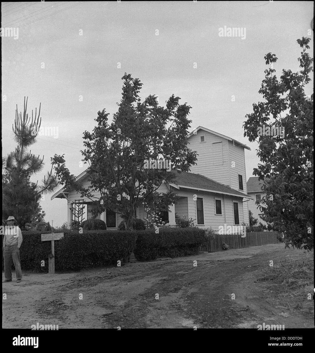 Lodi, California. This farm home is owned by farmers of Japanese