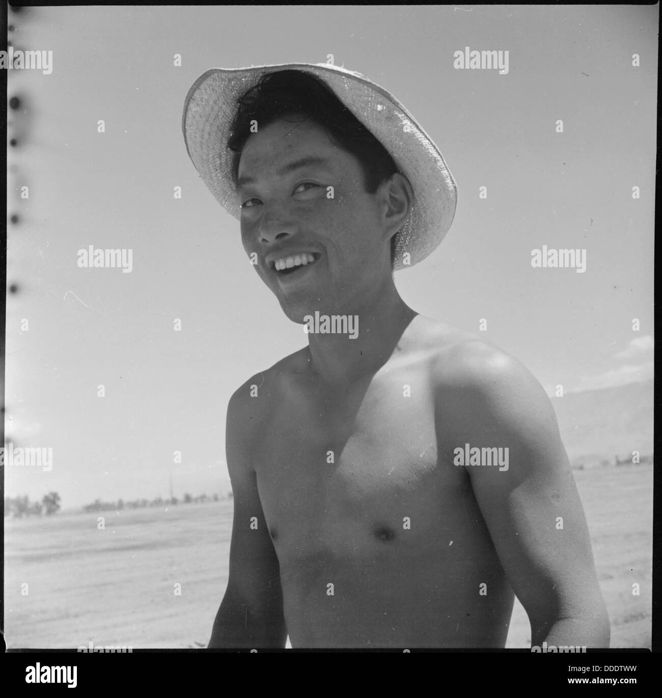 Manzanar Relocation Center, Manzanar, California. A young Nissei who assisted in sowing onions in t . . . 538539 Stock Photo