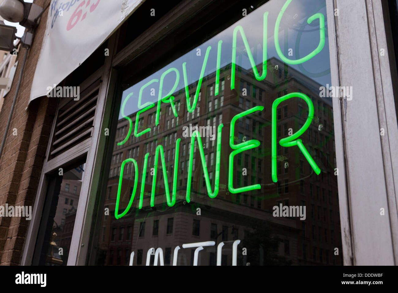 'Serving Dinner' restaurant neon sign Stock Photo
