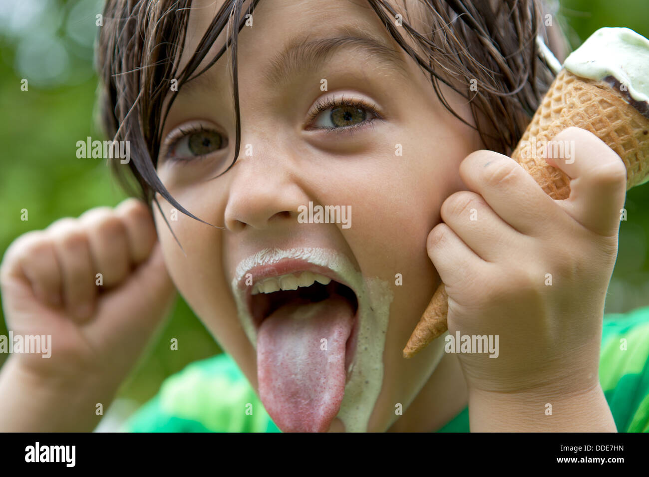 Вкус яиц во рту. Девочка с языком. Мальчик высунул язык. Дети с открытым ртом и высунутым языком. Дети с высунутым языком и слюнями.