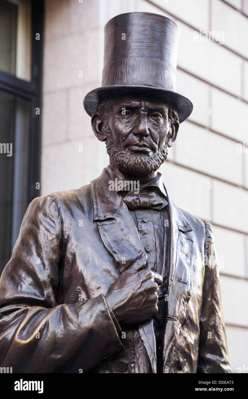 Statue of Abraham Lincoln outside the New York Historical Society
