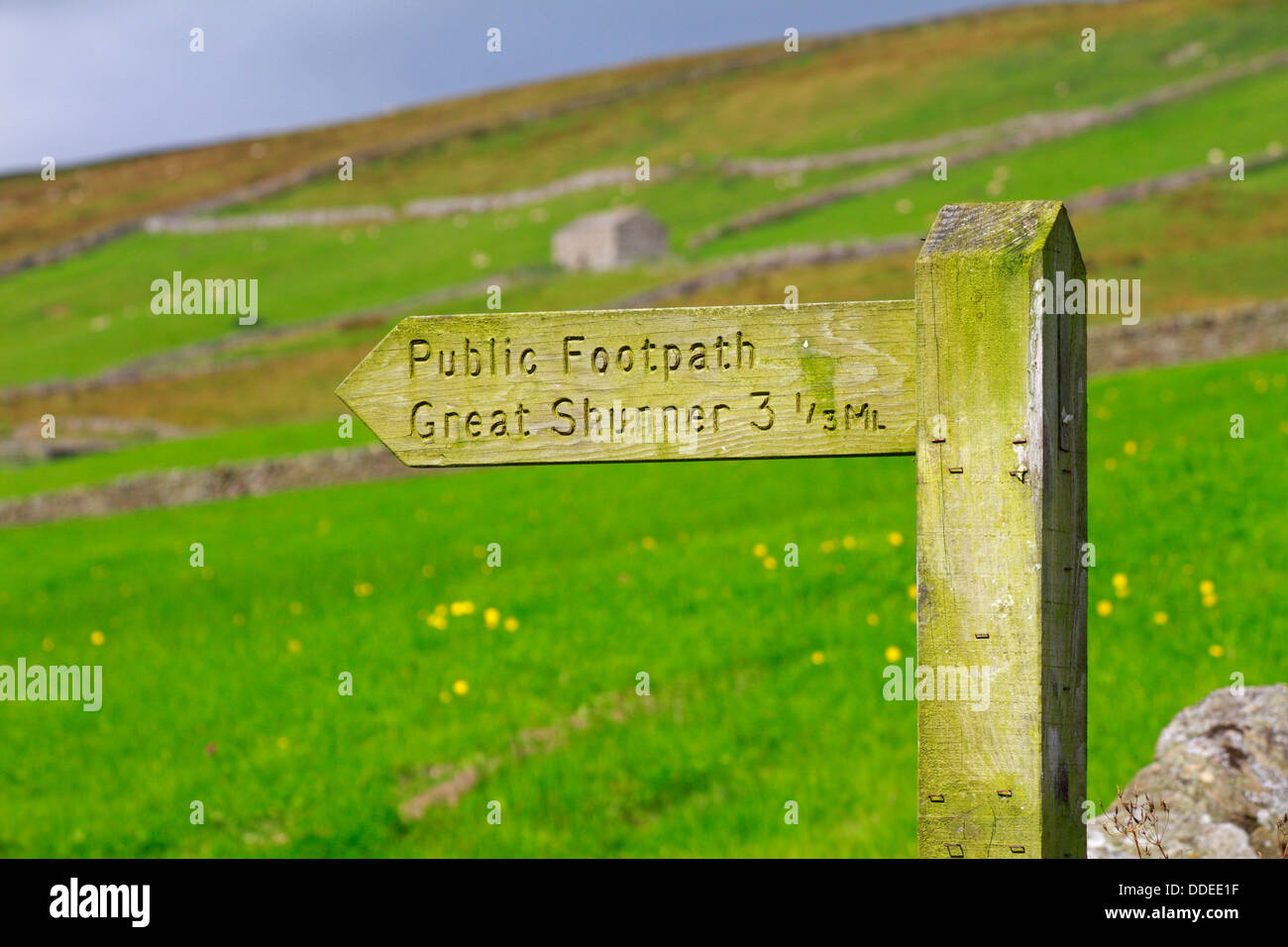 Footpath marker post to Great Shunner on the Pennine Way in Thwaite, North Yorkshire, Yorkshire Dales National Park, England, UK. Stock Photo