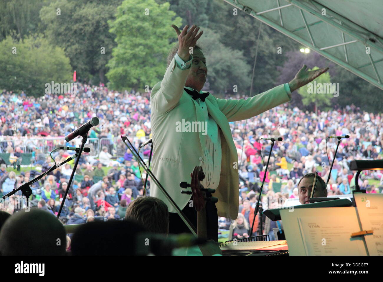 James Holmes conducts Sinfonia Viva orchestra at The Darley Park ...
