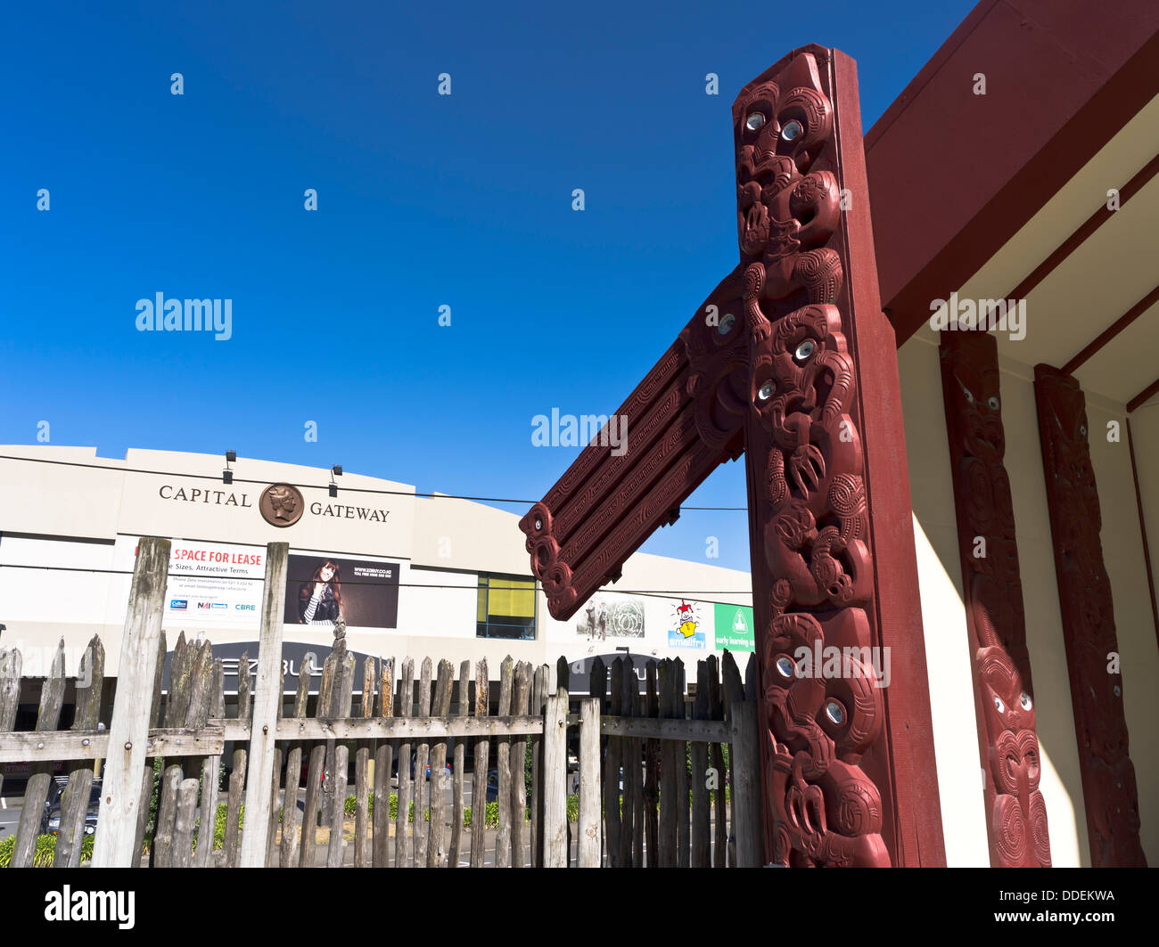 dh  WELLINGTON NEW ZEALAND Western shopping mall and Pipitea Marae Maori carving cultures side by side Stock Photo