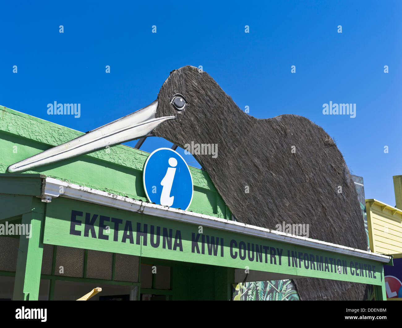 dh  EKETAHUNA NEW ZEALAND I site Kiwi Country information centre gaint Kiwi sign tourist logo tourism Stock Photo