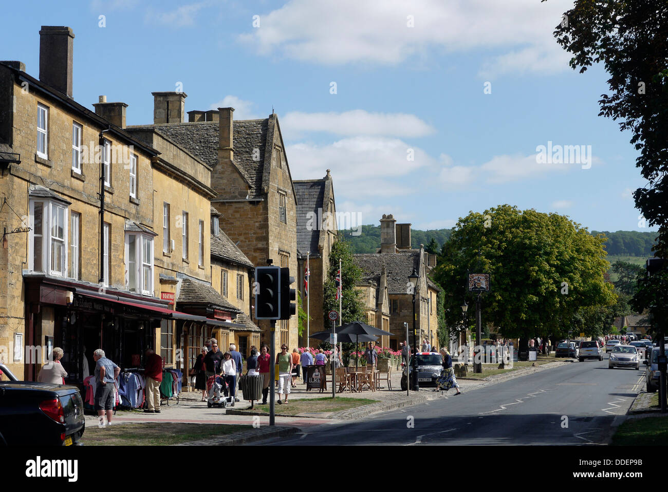 High street broadway cotswolds hi-res stock photography and images - Alamy