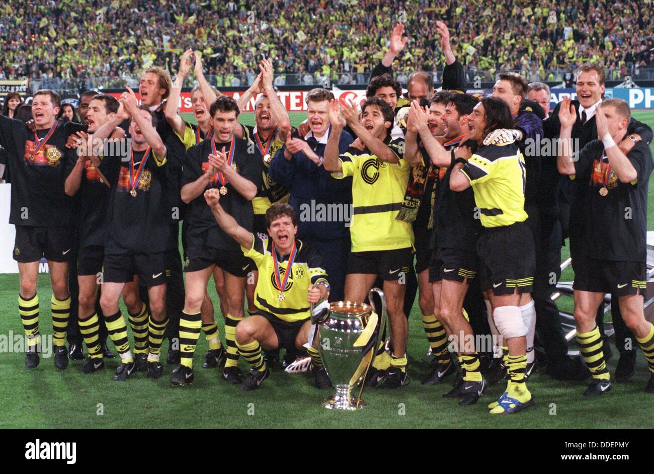 Borussia Dortmund cheers after the Champions League victory against  Juventus Turin in Munich on the 28th of May in 1997. Midfield player  Andreas Möller (squatting) holds the cup Stock Photo - Alamy