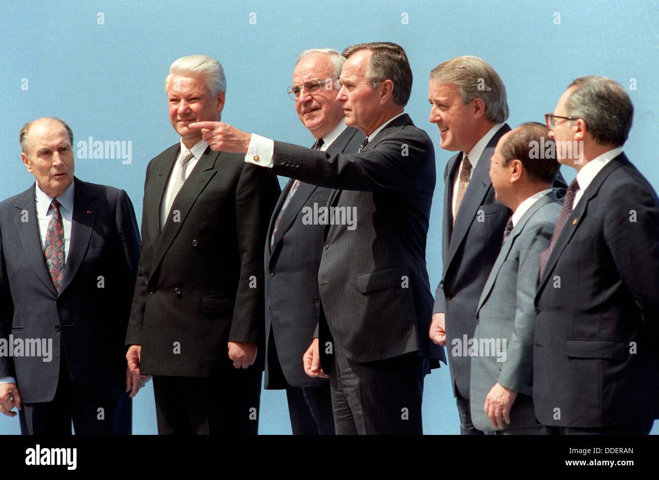 Group picture with Russian guest in Munich (08.07.1992) during the 18th global economy summit, left to right: Francois Mitterrand, Boris Jelzin, Helmut Kohl, George Bush, Brian Mulroney, Kiichi Miyazawa und EC-Kommissionschef Jacques Delors. Stock Photo