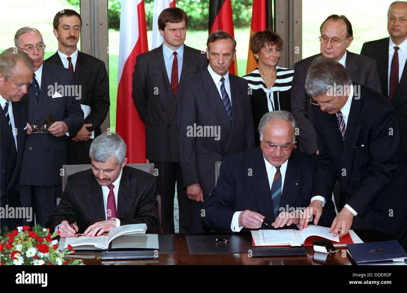 In Bonn on 17 June 1991, the Polish minister-president Krzystof Bielecki (left) and the German Chancellor Helmut Kohl (right) sign the Treaty of Good Neighbourhood and Friendly Cooperation which has a time plan of ten years. Stock Photo