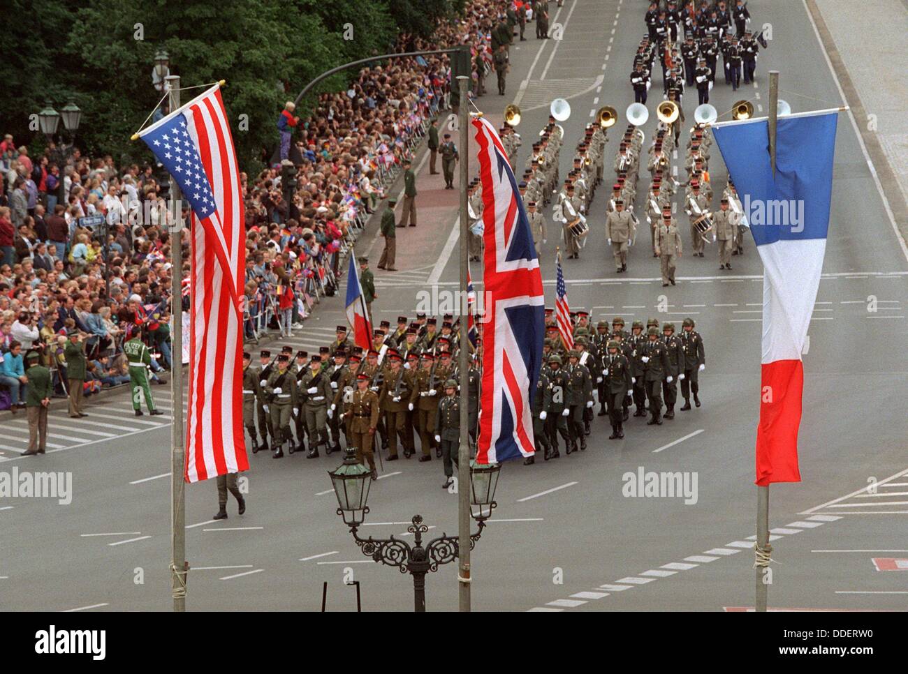 With a final joint military parade the troops of the three Western Allies are saying good-bye to Berlin. Almost 2000 soldiers - 750 Americans, 600 Brits and 600 Frenchman - parade alongside an applauding audience down the flag-decorated Straße des 17. Juni in Berlin. Stock Photo