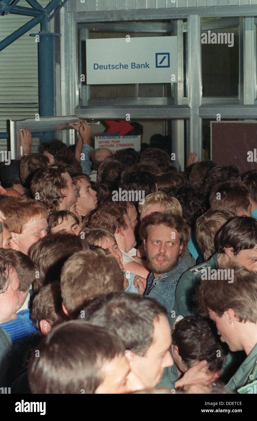 A plethora of people queue for Deutschmark on the day of monetary union in East Berlin, GDR, 01 July 1990. The monetary union was a crucial step in the German Reunification Stock Photo