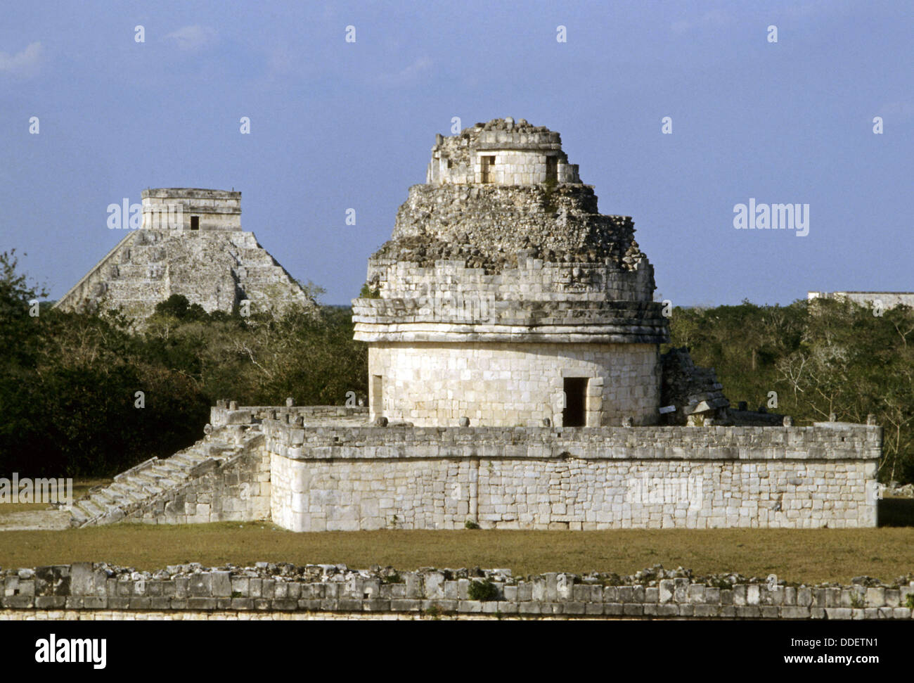 El Caracol (means ´snail´ or ´winding staircase) observatory tower and pyramid of Kukulcan in background, Mayan ruins of Stock Photo