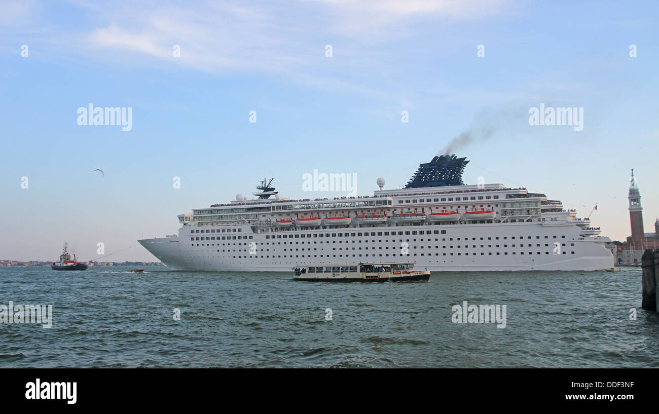 huge cruise ship leaves the port of Venice island Stock Photo - Alamy