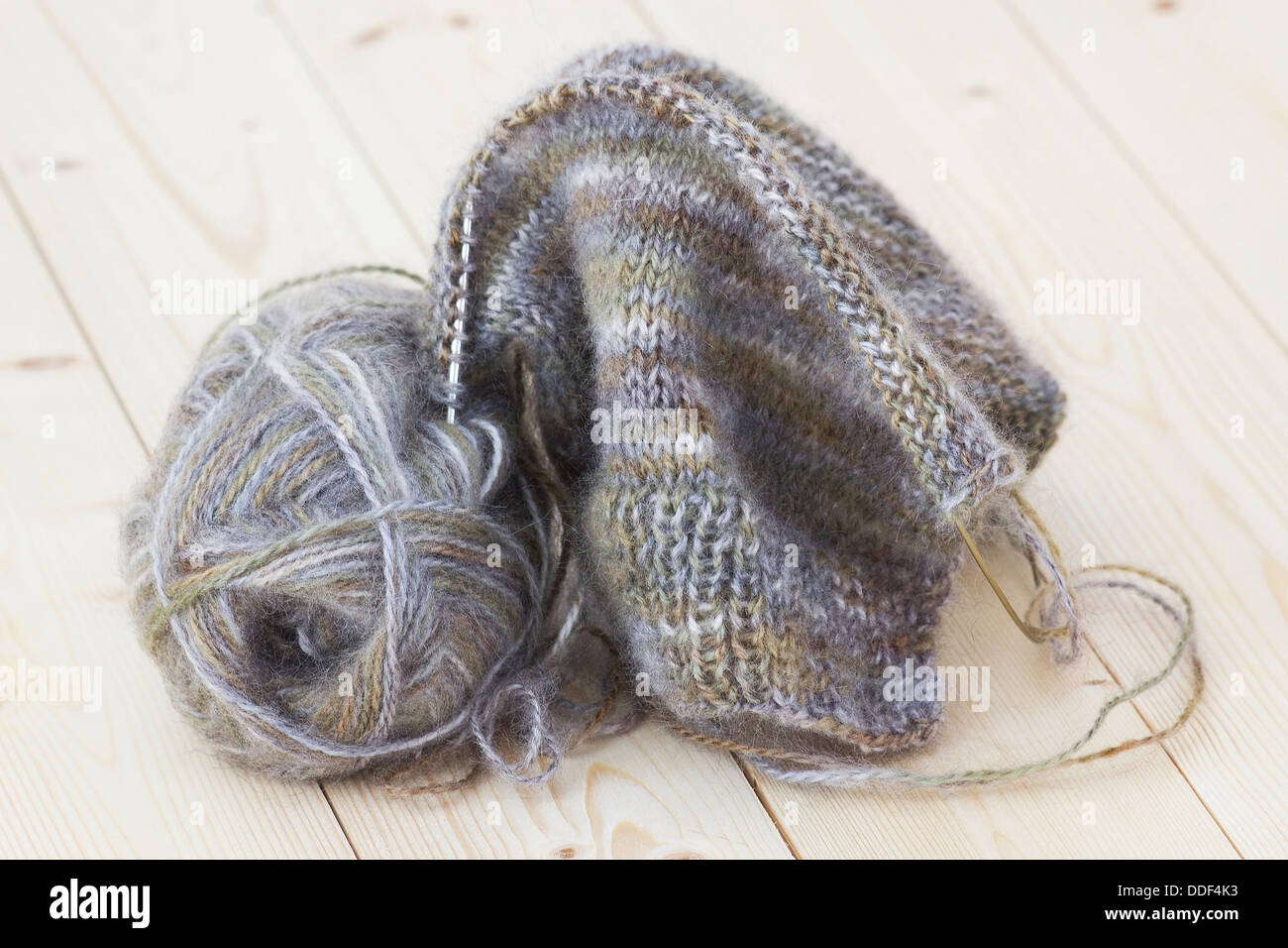 Woollen thread and knitting needle Stock Photo - Alamy