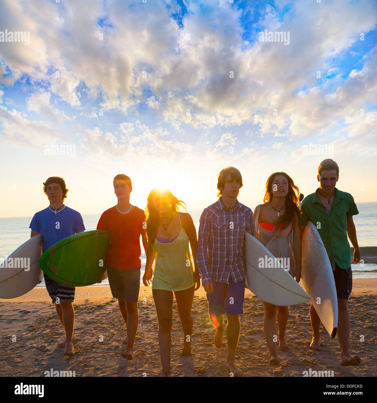 Group of young teens outdoors hi-res stock photography and images - Alamy