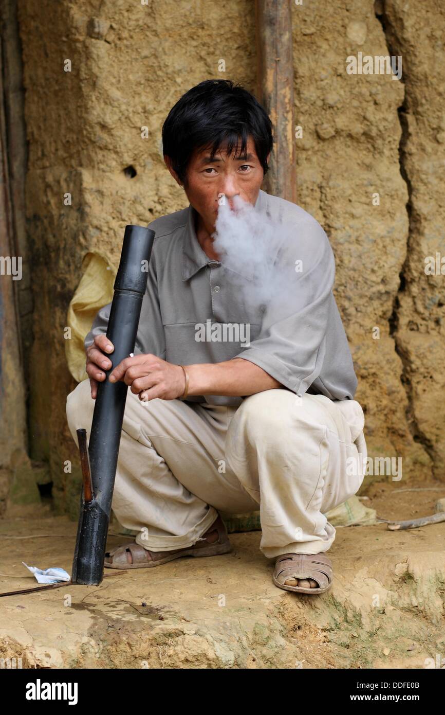 flower-hmong-hill-tribe-man-smoking-pipe-sapa-vietnam-DDFE0B.jpg