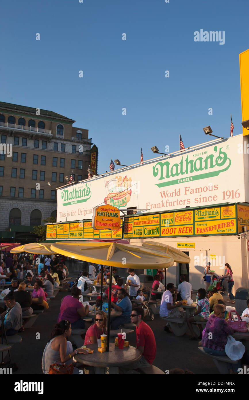 OUTDOOR TABLES NATHANS FAMOUS HOT DOG STAND SURF AVENUE CONEY ISLAND BROOKLYN NEW YORK USA Stock Photo