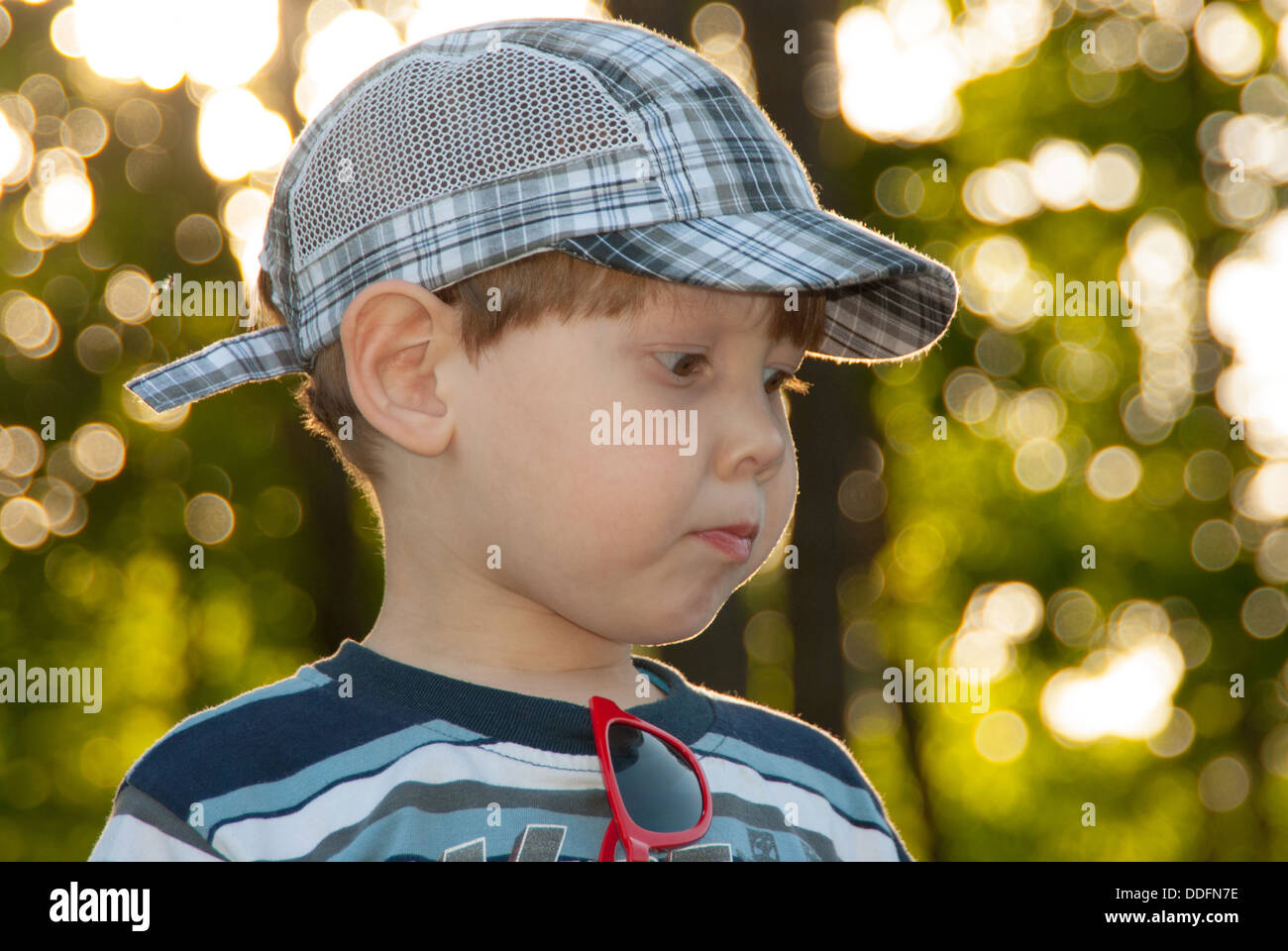 мальчик снял кепку. знаменитости в бейсболках. бейсболка для мальчика. мальчик в кепке в рубашке. мальчик в кепке.