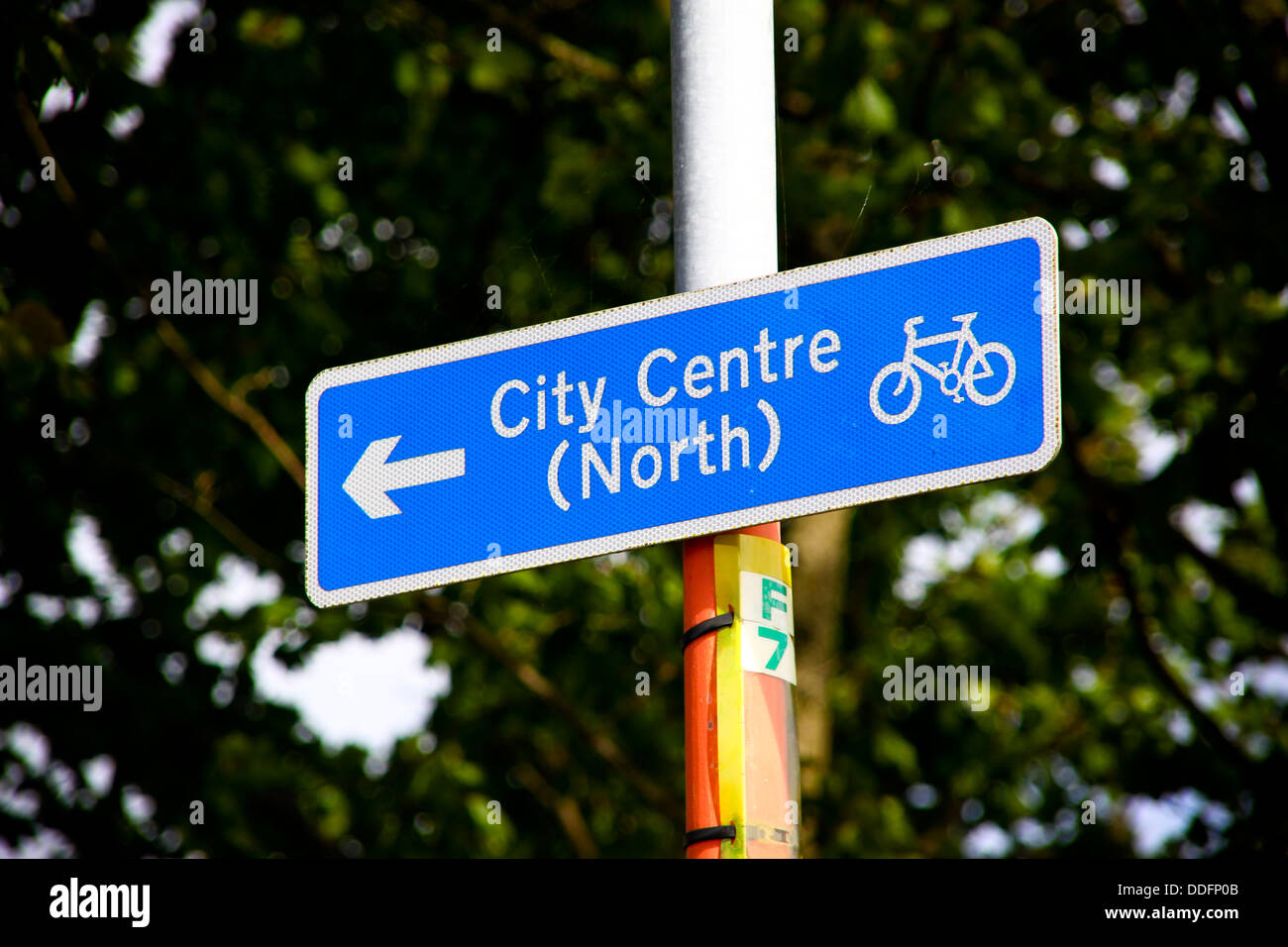 Cycleway direction sign to City Centre North Stock Photo Alamy