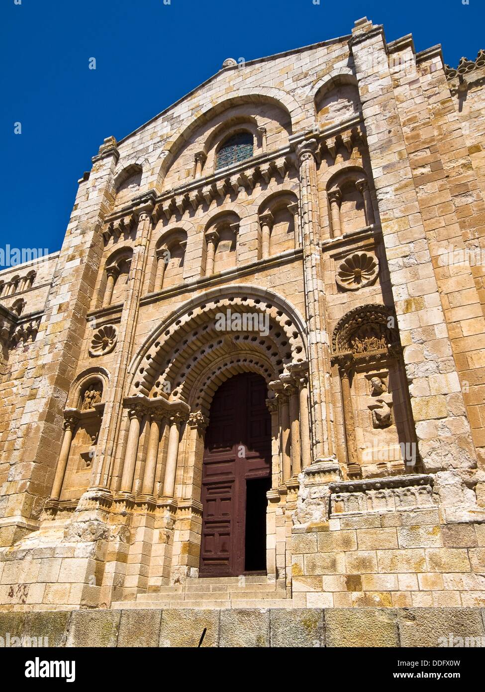 Puerta del Obispo de la catedral del Salvador de Zamora, de estilo  románico, siglos XII y XIII - Castilla y León - España Stock Photo - Alamy