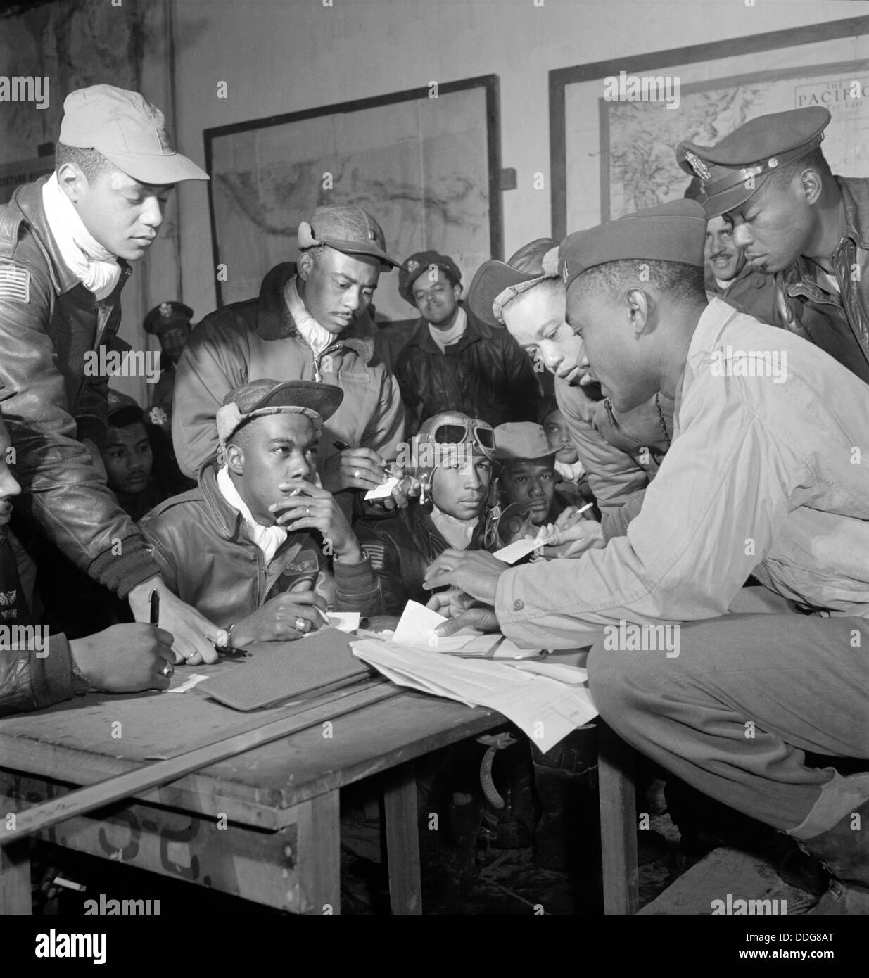 TUSKEGEE AIRCREW of the USAAF  332nd Fighter Group in a briefing at Ramitelli, Italy, in March 1945 Stock Photo