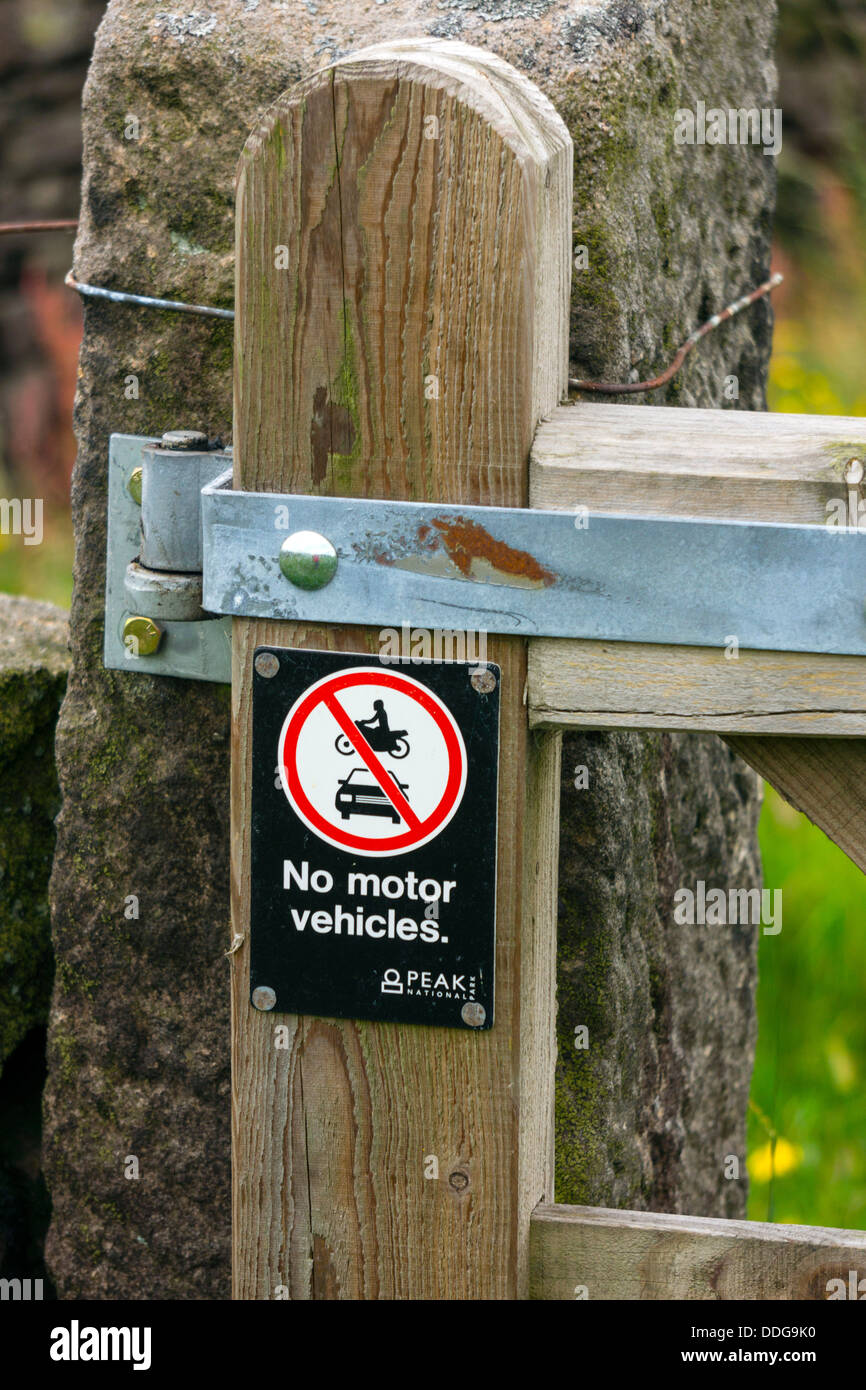 Sign on gate No motor vehicles, Peak District National Park Stock Photo