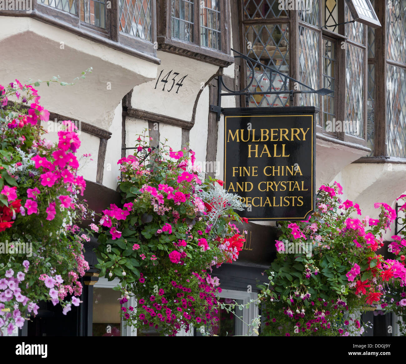 Hanging baskets hires stock photography and images Alamy