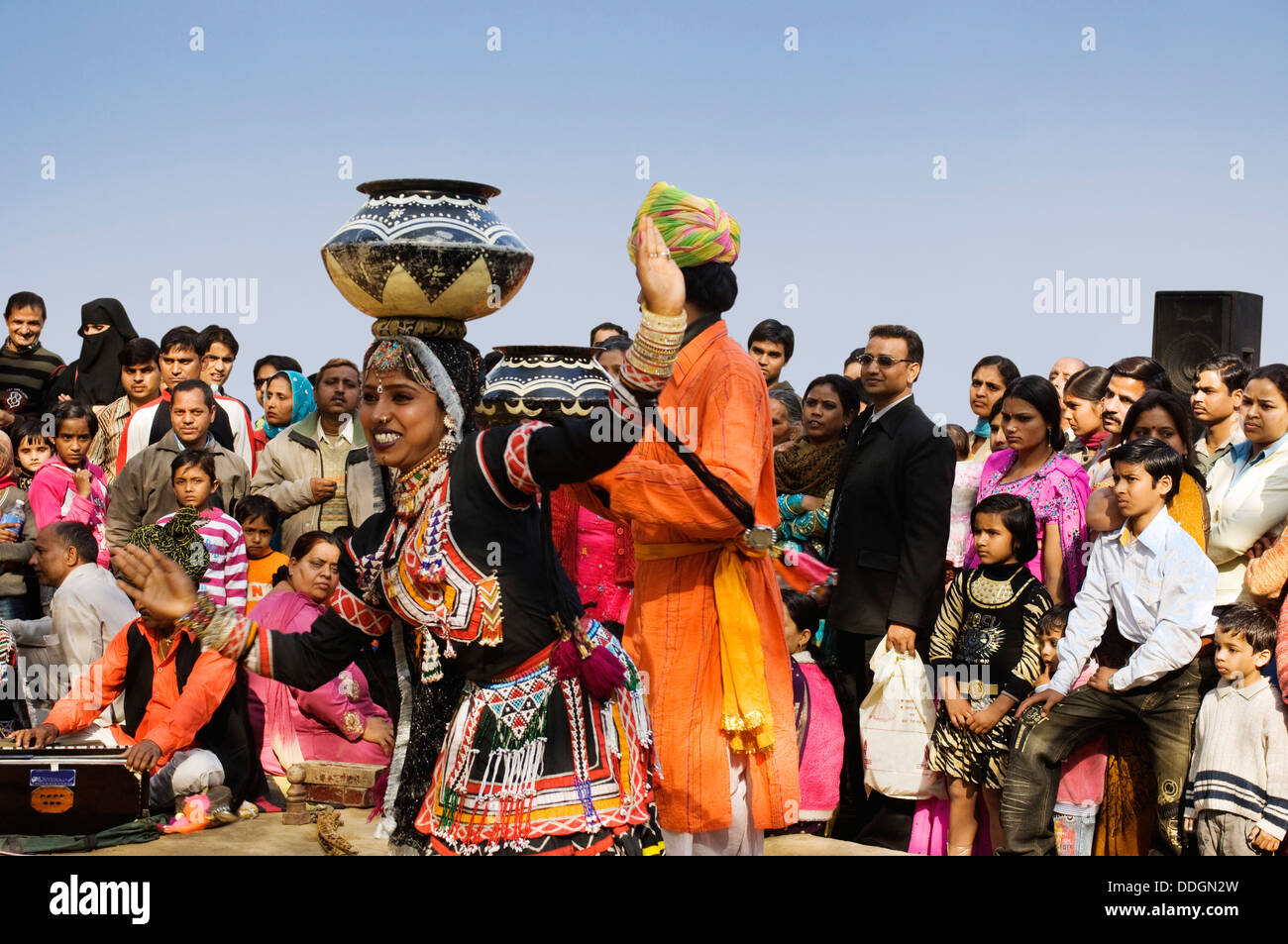 People in traditional Rajasthani dress performing kalbelia dance in Surajkund Mela, Faridabad, Haryana, India Stock Photo