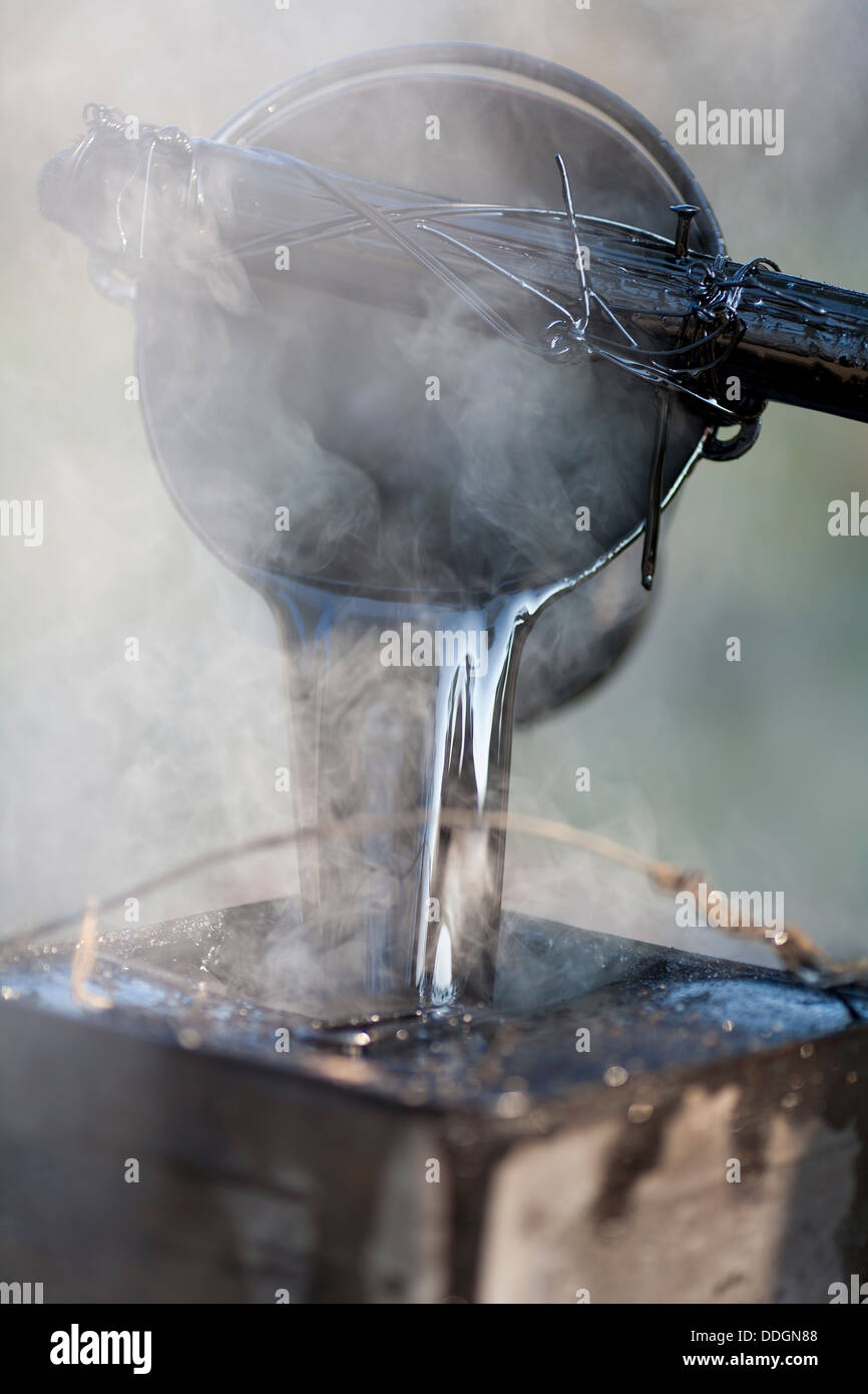 Tar bucket hires stock photography and images Alamy