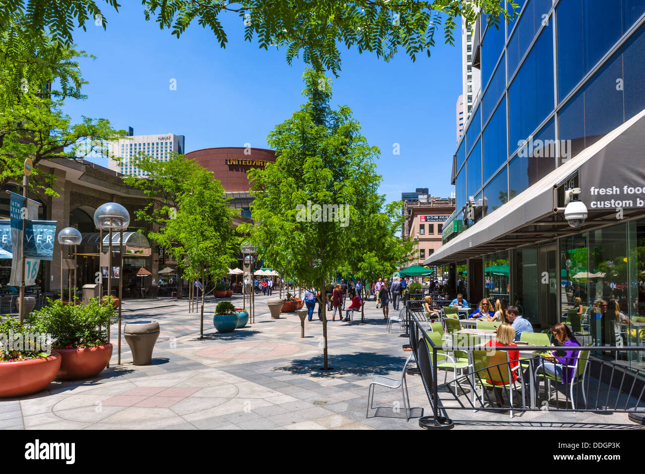 Sidewalk cafe on the pedestrianised 16th Street Mall in downtown Denver, Colorado, USA Stock Photo