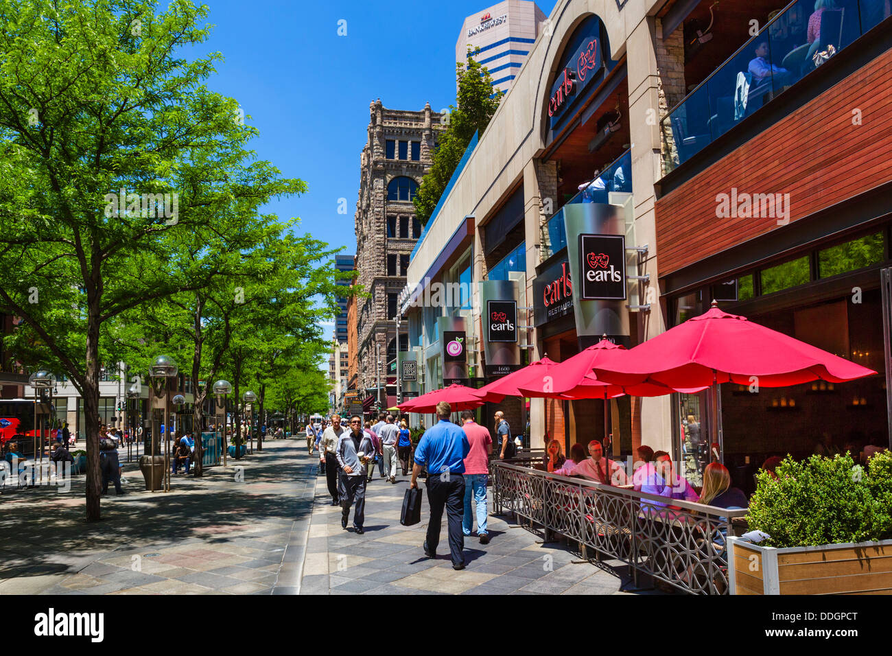 Sidewalk cafe on the pedestrianised 16th Street Mall in downtown Denver, Colorado, USA Stock Photo