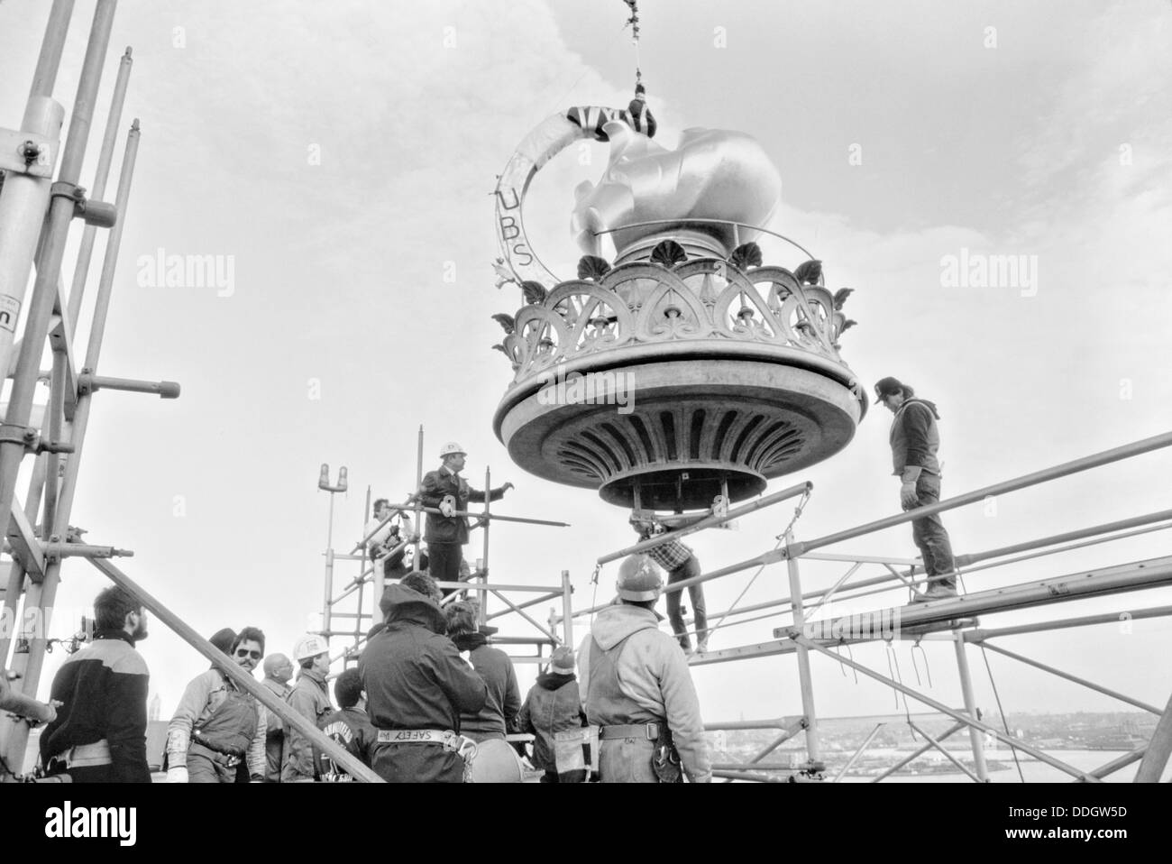 Statue of liberty and scaffolding hires stock photography and images
