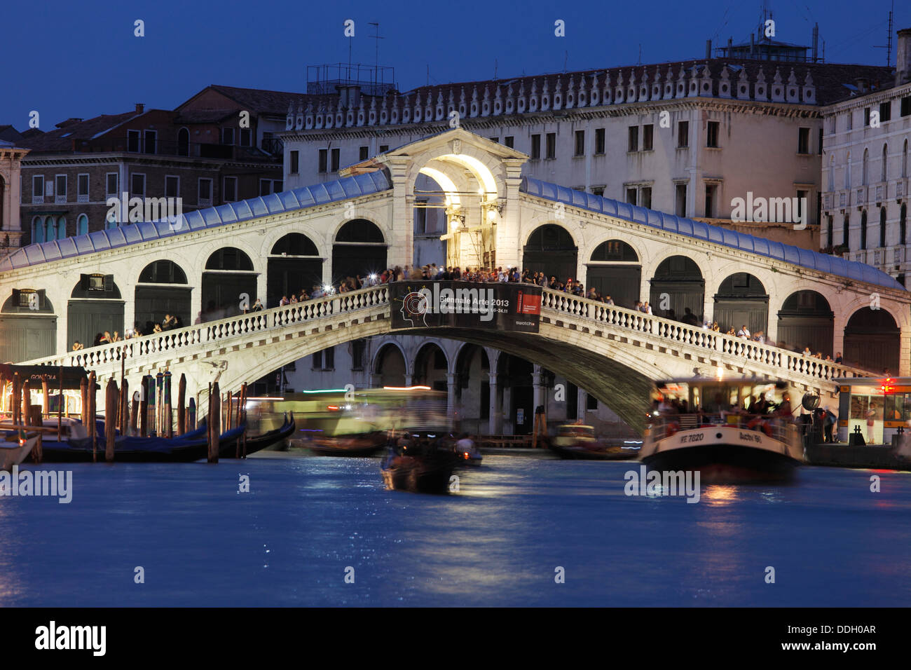 Rialto bridge venice night hi-res stock photography and images - Alamy, image size:1300x956