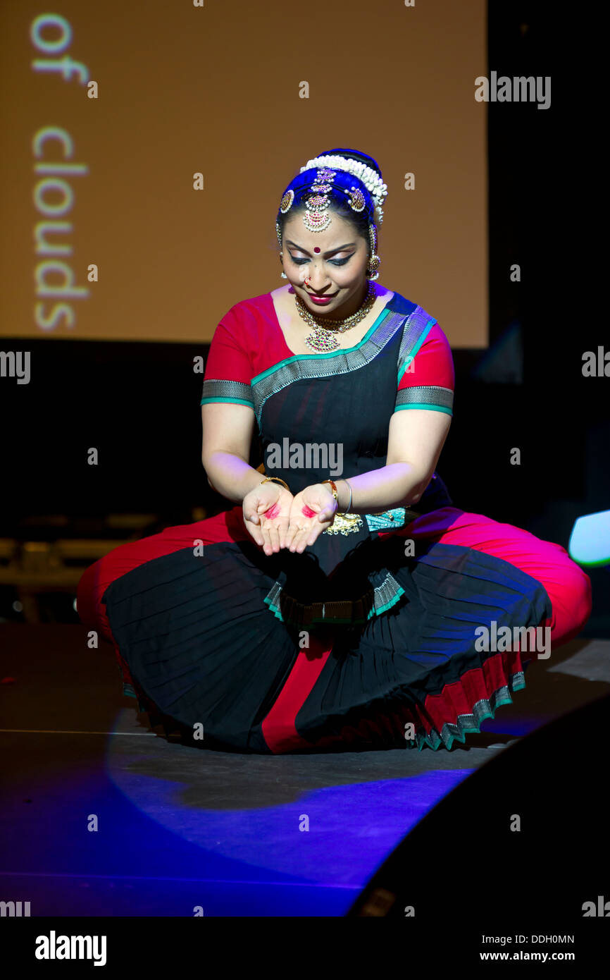 Women dancing bharatanatyam hi-res stock photography and images - Alamy