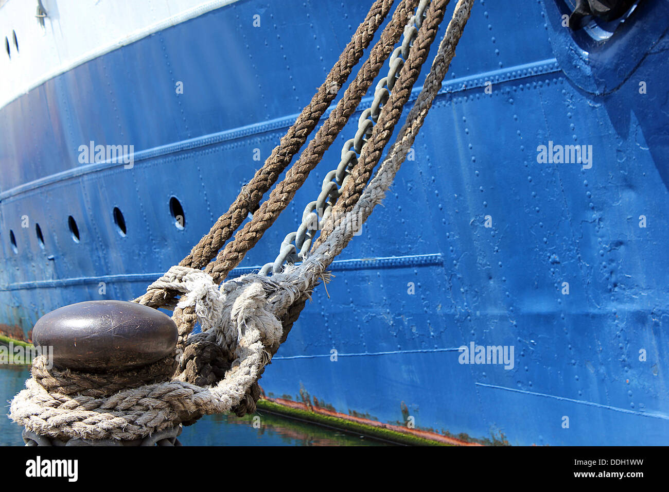 Old rope and chain hi-res stock photography and images - Alamy