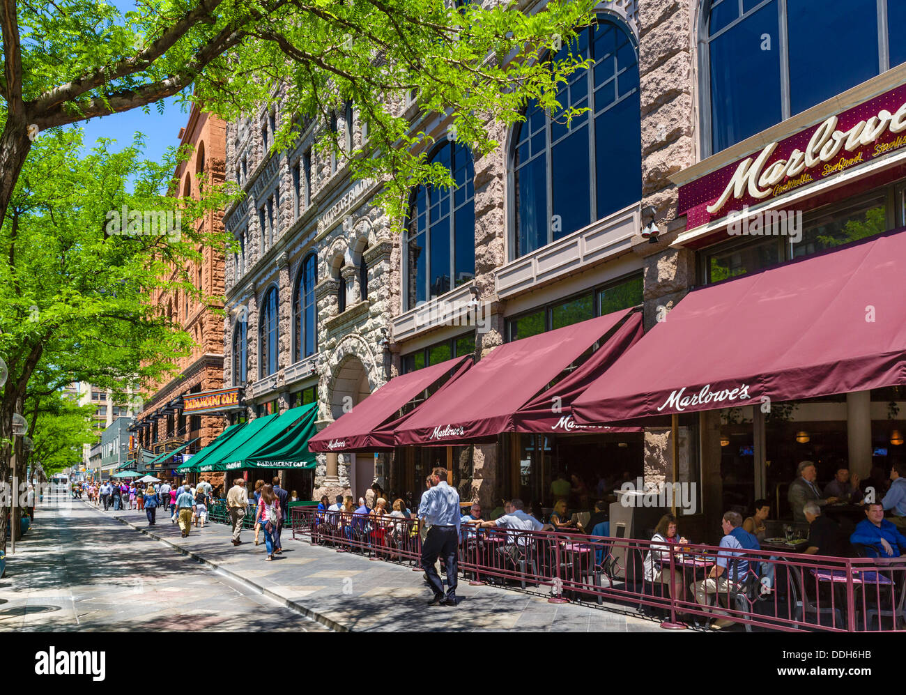 Restaurants and cafes on the pedestrianised 16th Street Mall in downtown Denver, Colorado, USA Stock Photo