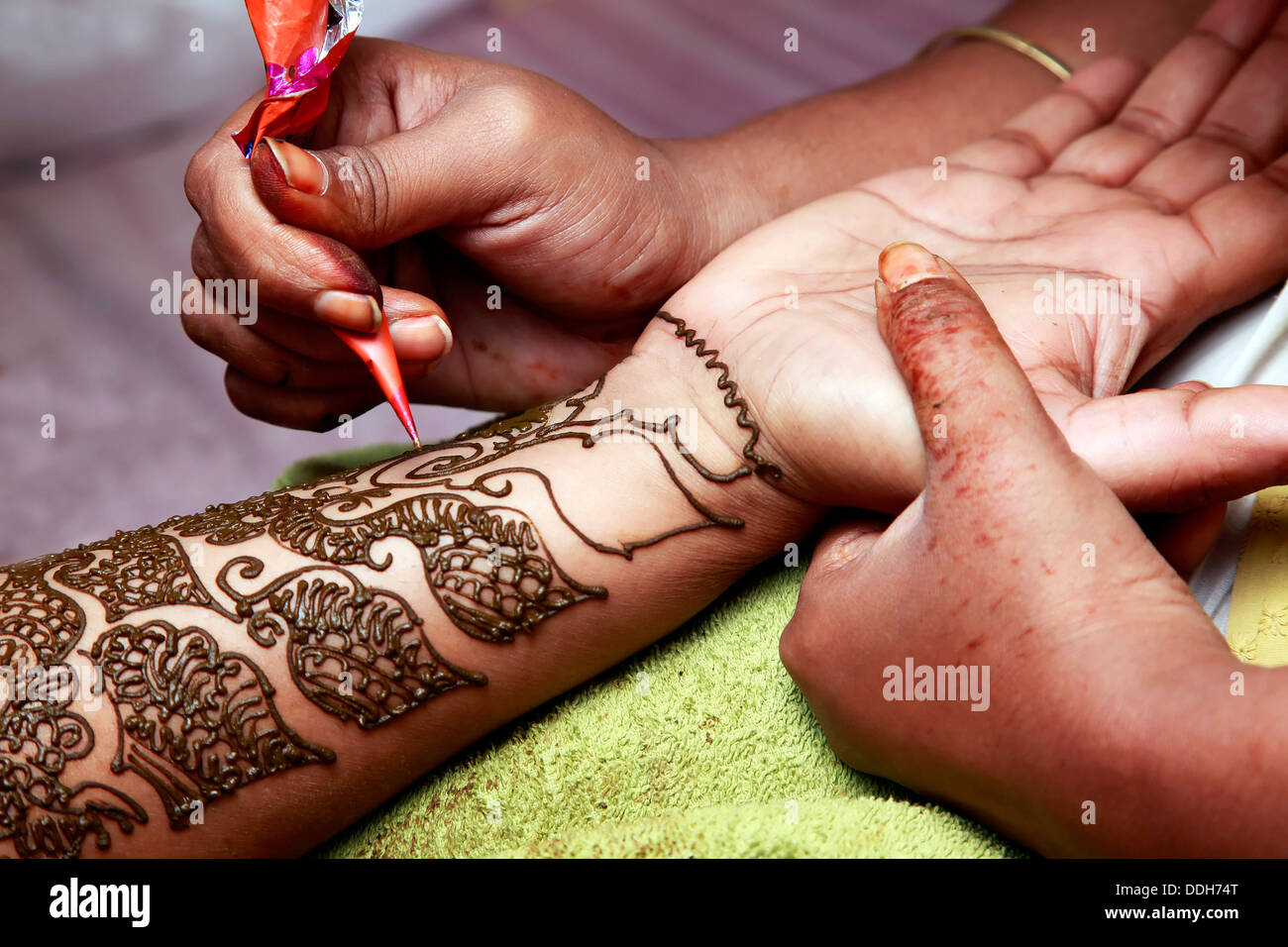 Shivani Henna Art By Shvani | Brampton Mehndi Services | Bridal Henna for  Karwa Karva Chauth… | Mehndi designs for hands, Pretty henna designs, Henna  tattoo designs