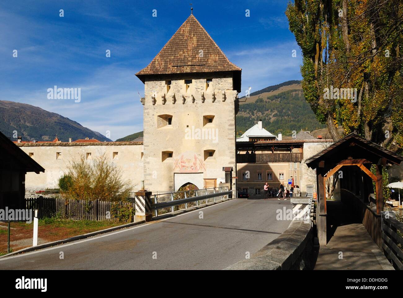 citywall and watchtower in the historic city center of Glurns, Glorenza, Vinschgau, Bolzano-Bozen, South Tyrol, Südtirol, Alto Stock Photo