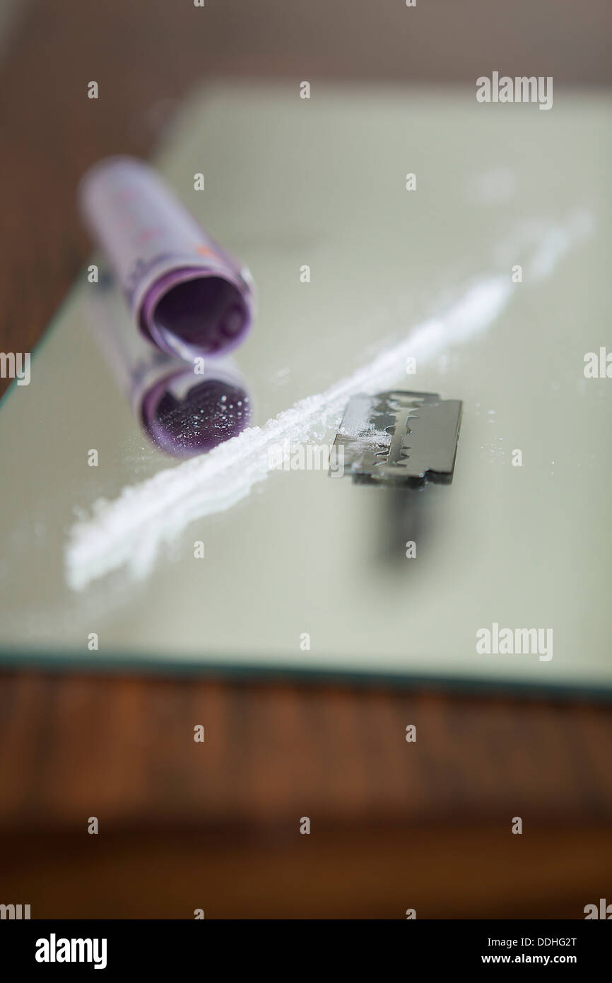 Drugs divided with razor blade,close up Stock Photo Alamy