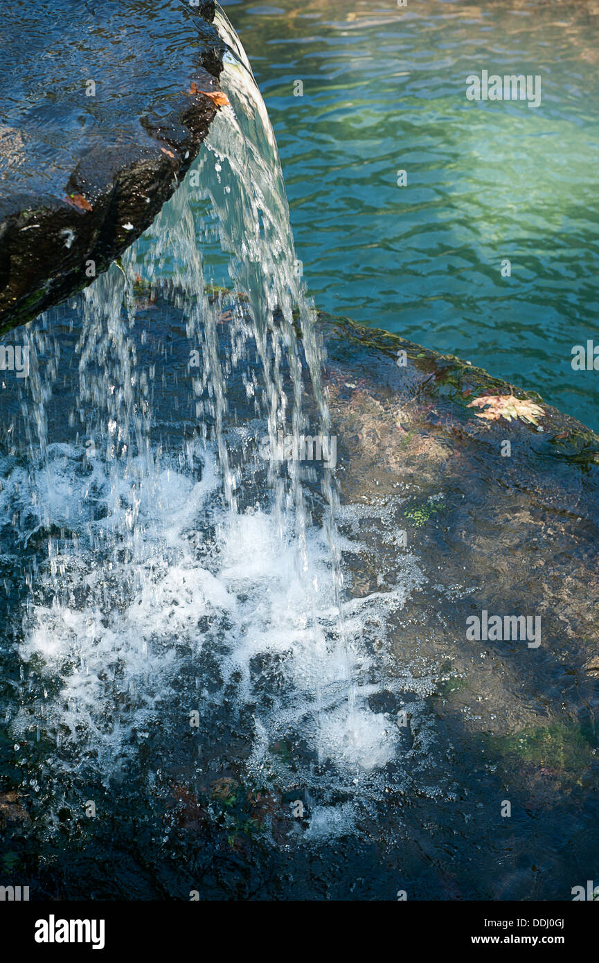 Stone water splash hi-res stock photography and images - Alamy