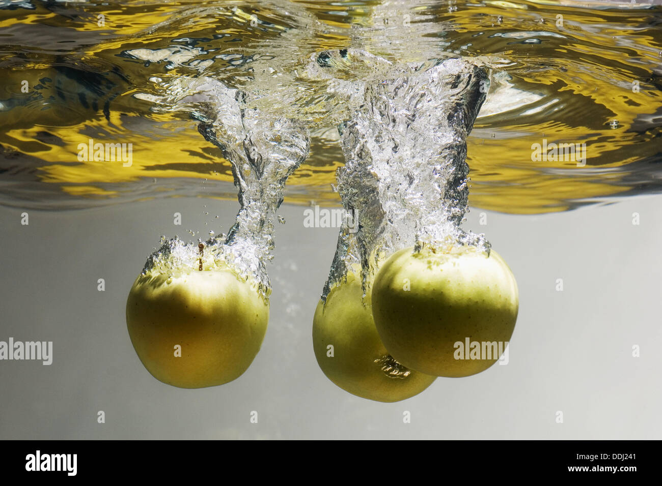 Вещи падают в воду. Падение предмета в воду. Предмет падает в воду. Шар падает в воду. Металлы с водой.