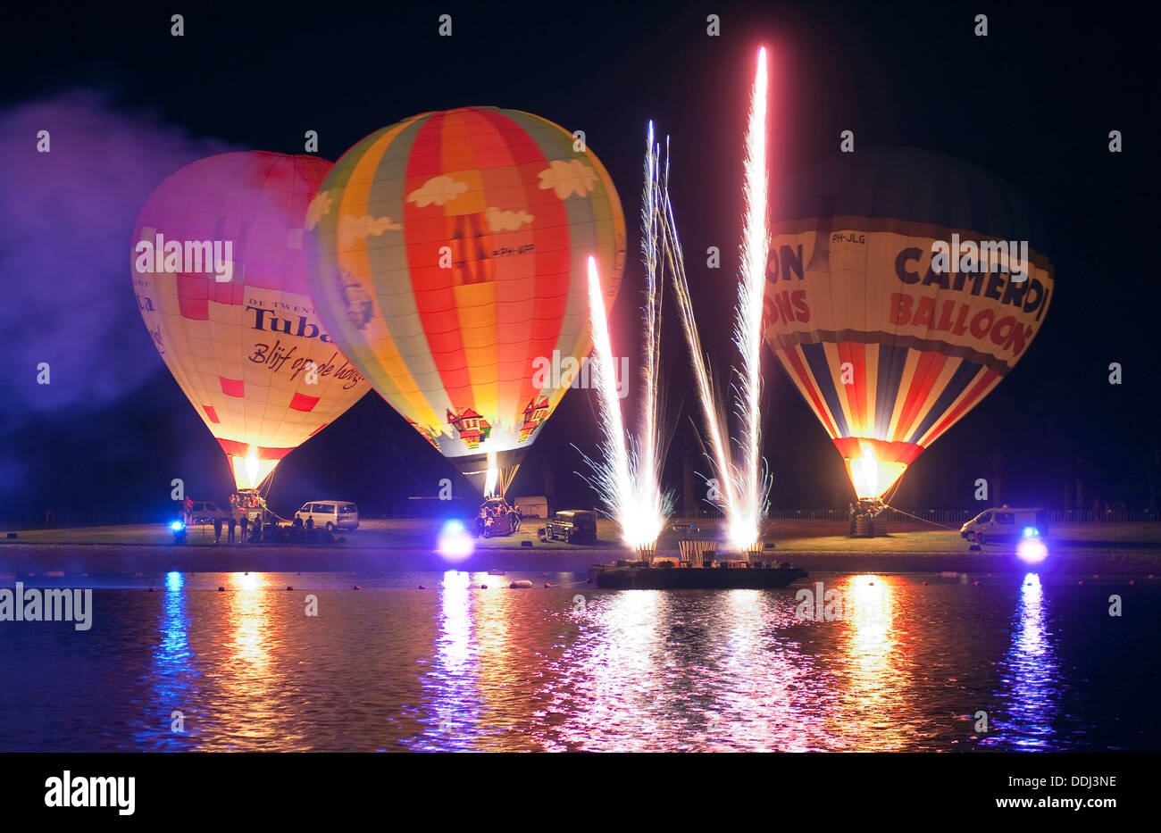 bloem Aanhoudend beroemd Three hot air balloons are glowing on the beach of a recreation pond, at a 4 days festival in the Netherlands Stock Photo - Alamy bloem Aanhoudend beroemd Three hot air balloons are glowing on the beach of a recreation pond, at a 4 days festival in the Netherlands Stock Photo - Alamy